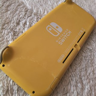 Nintendo Switch Lite Gialla + 2 Controller Pro