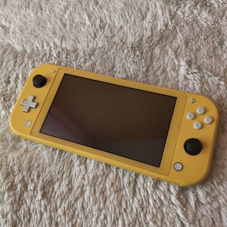 Nintendo Switch Lite Gialla + 2 Controller Pro