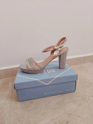 Zapatos de tacón plateados