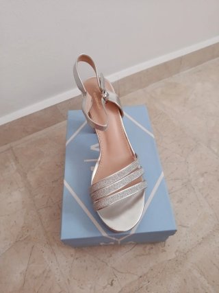 Zapatos de tacón plateados