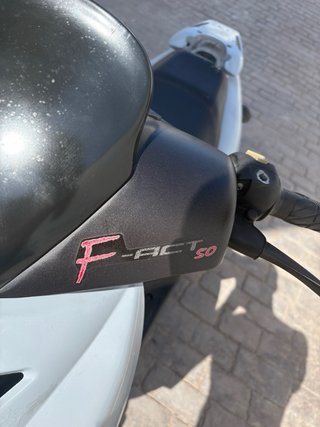 Moto Scooter Gris y Blanca