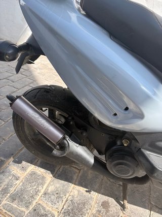 Moto Scooter Gris y Blanca