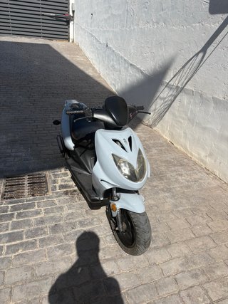 Moto Scooter Gris y Blanca