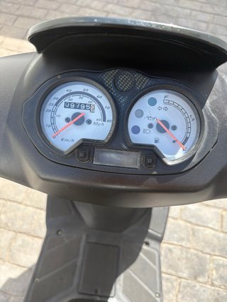 Moto Scooter Gris y Blanca