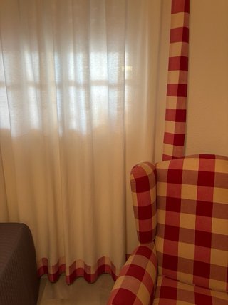 Butaca orejera cuadros granates con reposa pies