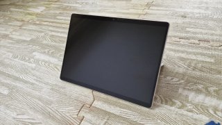 Surface Pro X con teclado y cargador