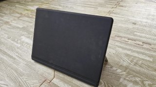 Surface Pro X con teclado y cargador