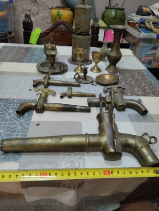 Lote de grifos y objetos decorativos antiguos
