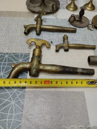 Lote de grifos y objetos decorativos antiguos