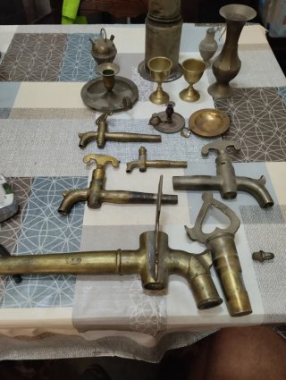 Lote de grifos y objetos decorativos antiguos