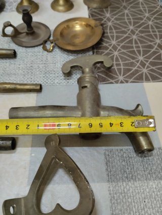 Lote de grifos y objetos decorativos antiguos