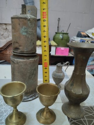 Lote de grifos y objetos decorativos antiguos