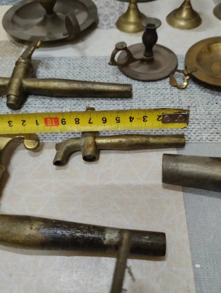Lote de grifos y objetos decorativos antiguos