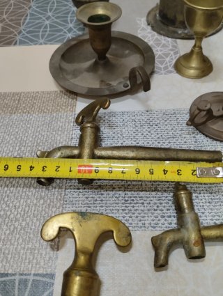 Lote de grifos y objetos decorativos antiguos