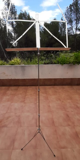 6 atriles metálicos