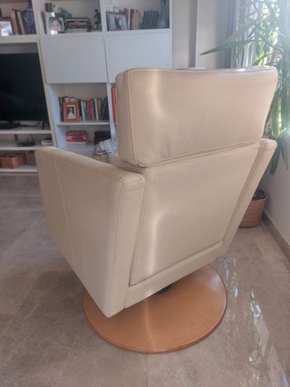 Sillón reclinable de piel beige