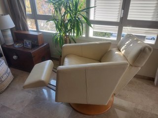 Sillón reclinable de piel beige