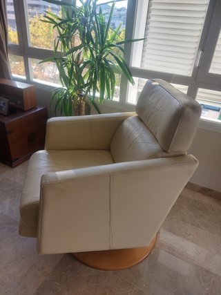 Sillón reclinable de piel beige