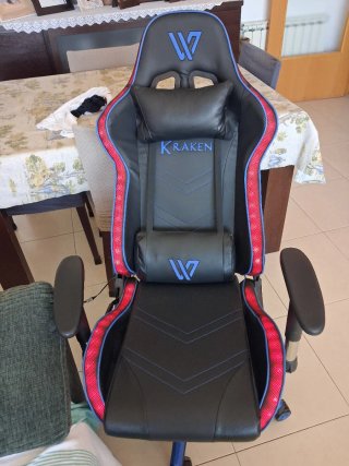Silla Gamer Negra con Detalles Azules