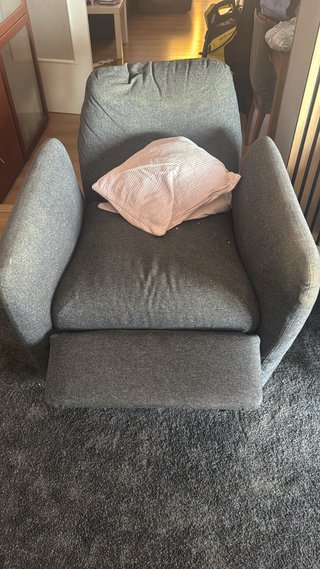 2 sillones reclinables ikea. Uno rosa y otro gris