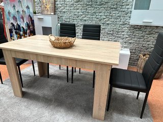 Mesa de comedor y 4 sillas polipiel