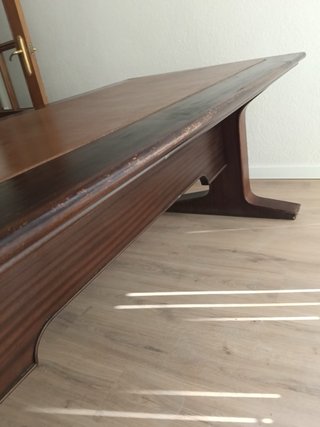 Escritorio de madera con tapa de cuero