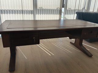 Escritorio de madera con tapa de cuero