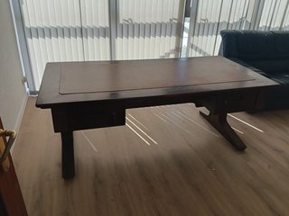 Escritorio de madera con tapa de cuero