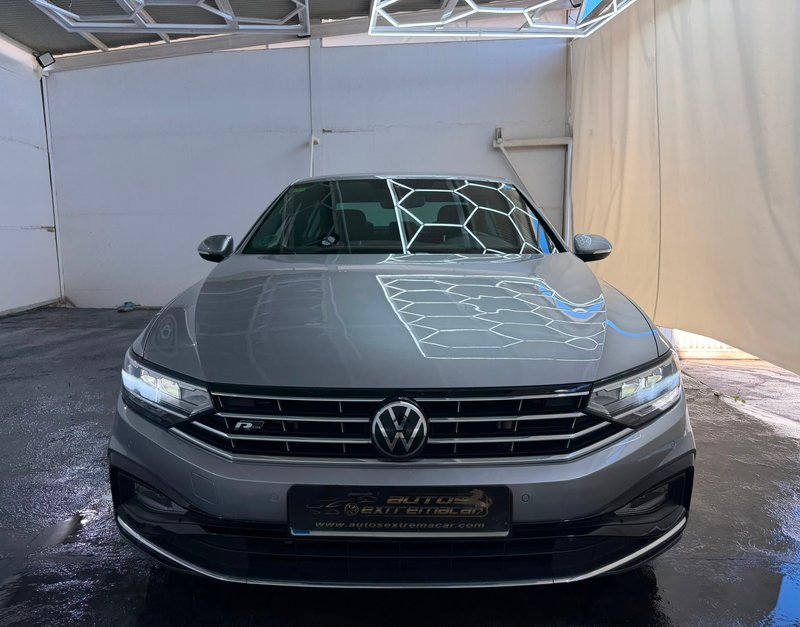 Volkswagen Passat 2022, foto 2