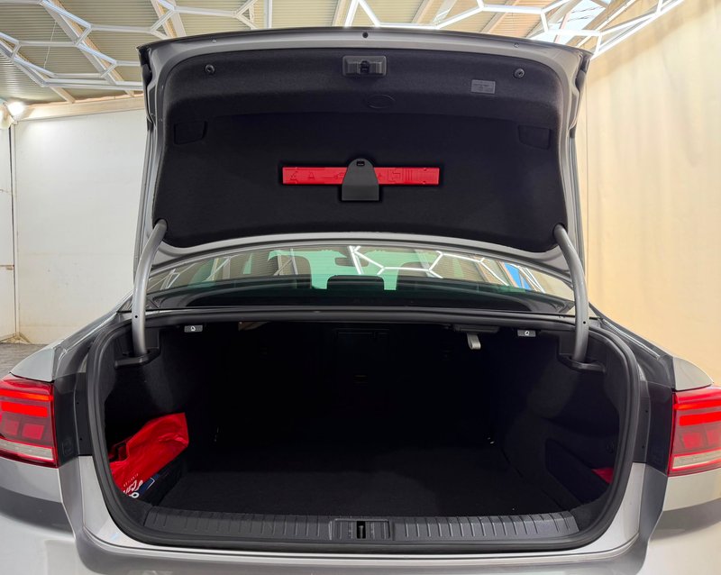 Volkswagen Passat 2022, foto 39