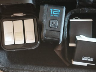 Cámara GoPro 12 + Cargador + 5 Baterías + Estuche