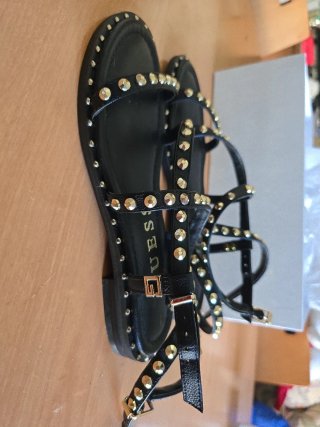 Sandalias Guess Tachas Negras y Doradas