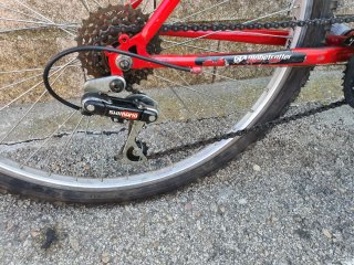 Bicicleta de Montaña Roja y Plateada
