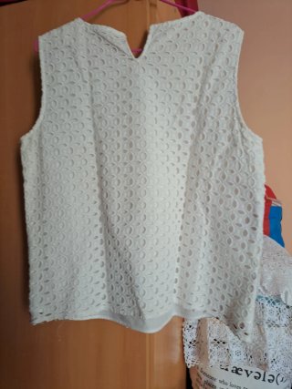 Top Orsay Blanco Flores Rojas Talla L