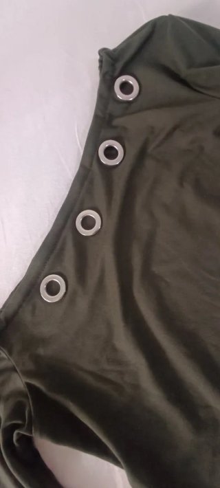 Camiseta verde militar con ojales