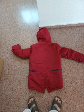 Abrigo rojo con capucha