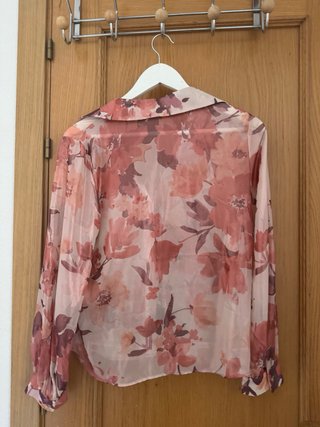 Blusa Zara satinada floral rosa y morada