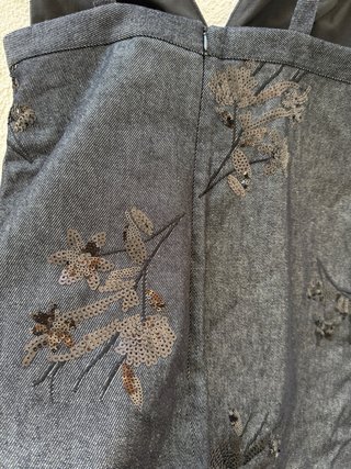 Vestido corto con flores bordadas con lentejuelas