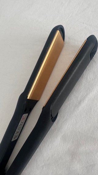 Plancha de pelo negra y dorada