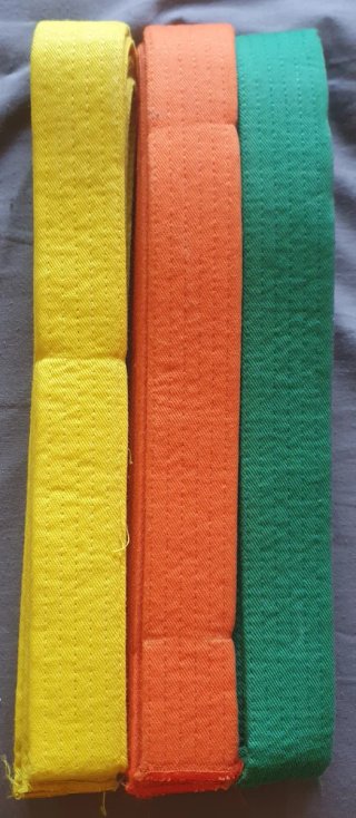 Cinturón artes marciales amarillo, naranja y verde