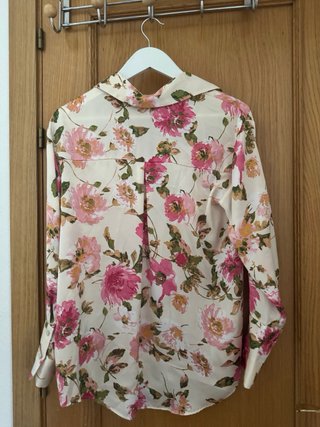 Blusa Zara satinada floral