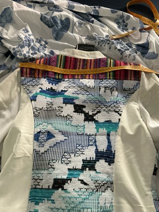 Chaqueta crema con estampado étnico