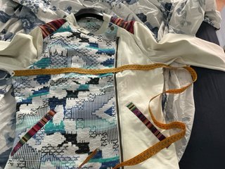 Chaqueta crema con estampado étnico
