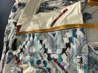 Chaqueta crema con estampado étnico