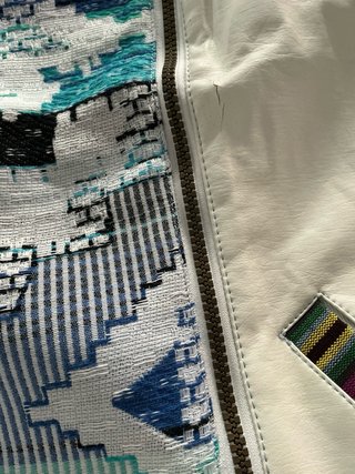 Chaqueta crema con estampado étnico
