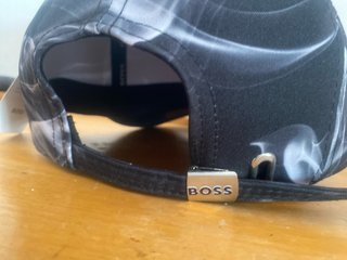 Gorra Boss Negra con Estampado Humo