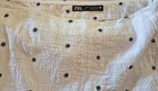 Falda blanca estampada floral negra