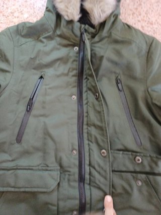 Abrigo verde con capucha y pelo