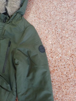 Abrigo verde con capucha y pelo