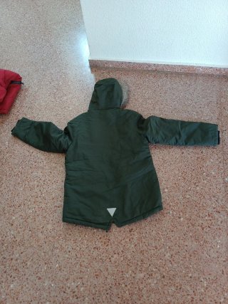 Abrigo verde con capucha y pelo